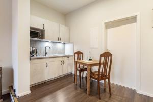 a kitchen with a table and chairs in a room at Nostalgie Apartment in Kerken +19 photos