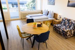 a living room with a table and a couch at Höri-Nest Abendsonne-Appartement in Gaienhofen