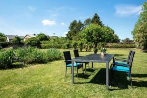 a black table and chairs in a yard at Alte Schule Schalkholz in Schalkholz
