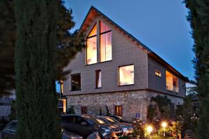 a house with windows and cars parked in a parking lot at Ferienwohnungen Winzerhof Keller in Auggen