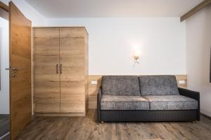 Uma área de estar em Alps Tux