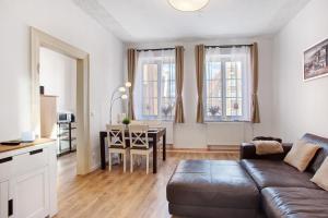 a living room with a couch and a table at Fereinwohnung am Marktplatz in Warendorf