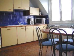 a kitchen with a table and chairs and a microwave at Le Goéland in Sarzeau