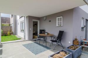 a small patio with a table and chairs at Turmgarten in Überlingen