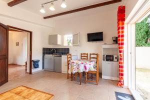 a kitchen and dining room with a table and chairs at Appart Côte bleue avec jardin in Martigues