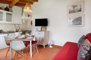 a kitchen and dining room with a table and chairs at Páteo da Várzea 3 in Colares