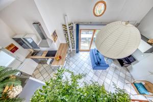 an overhead view of the kitchen and living room of a house at Les chalets de Piqueyrot in Hourtin