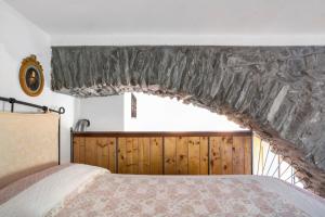 a bedroom with a bed and a window at Appartamento Aurora in Corniglia