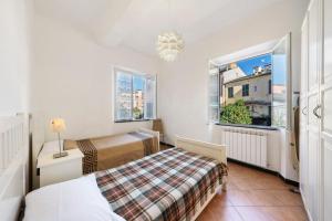 a small bedroom with a bed and a window at Casa Federico in Levanto
