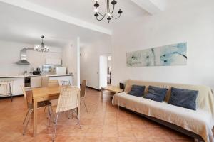 a living room with a couch and a table and a kitchen at Casa Federico in Levanto