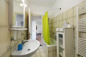 a bathroom with a sink and a bath tub at Casa Federico in Levanto +13 photos
