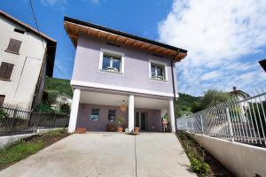 a white house with a fence in front of it at Casa Mavi in Corte Franca