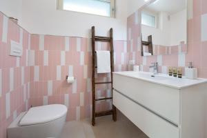 a bathroom with a sink and a toilet and a mirror at Casa Mavi in Corte Franca