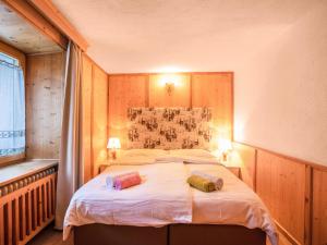 ein Schlafzimmer mit einem Bett und zwei Kissen darauf in der Unterkunft Chalet Osmar Appartamento 1 in Campitello di Fassa