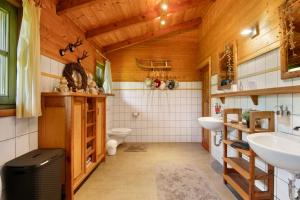 a bathroom with two sinks and a toilet at Pröllerhütte in Grün