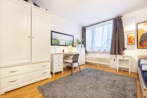 a bedroom with a desk and a bed and a window at Freundliche Ferienwohnung in Lemgo in Lemgo