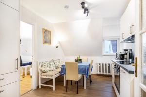 a kitchen and dining room with a table and chairs at Freundliche Ferienwohnung in Lemgo in Lemgo