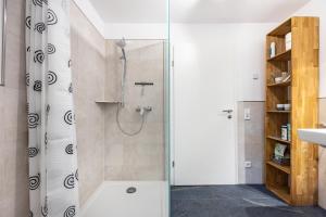a shower with a glass door in a bathroom at Freundliche Ferienwohnung in Lemgo in Lemgo +20 photos