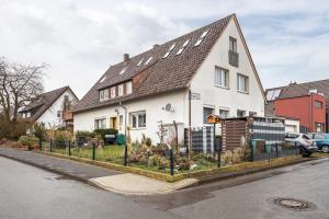 a white house with a fence in front of it at Freundliche Ferienwohnung in Lemgo in Lemgo