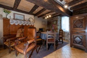 a dining room with a table and chairs in a room at Maison Sarzeau Centre - La Bernache in Sarzeau