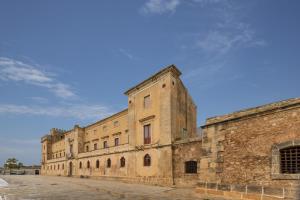 an old brick building with a blue sky in the background at Appartamento Achates in Acate