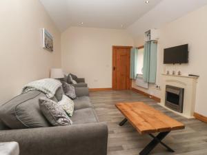 a living room with a couch and a coffee table at Meadow View in Hull +9 photos