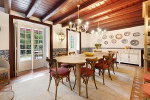 a dining room with a wooden table and chairs at Quinta do Coração de Jesus in Sintra
