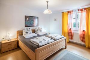 a bedroom with two twin beds in a room at Haus Moritz in Heimenkirch