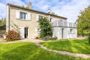 an exterior view of a house with a large yard at Chambres d'hôtes Le Boiziller in Saint-Michel-Mont-Mercure