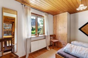 a bedroom with a bed and a window at Ferienhaus Dollrott in Süderbrarup