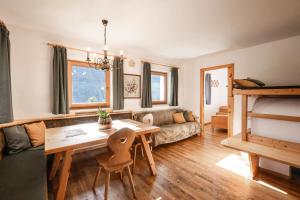 a living room with a table and a bunk bed at Rieplechn App in Sand in Taufers