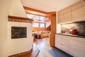 a kitchen with a sink and a stove at Alpenhof Lodge Alpin Superior in Saltusio