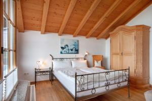 a bedroom with a bed and a wooden ceiling at Landhaus Exklusive Appartement in Wiederhofen