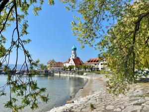a view of a river with a town in the background at Claudia's Seeherz in Wasserburg