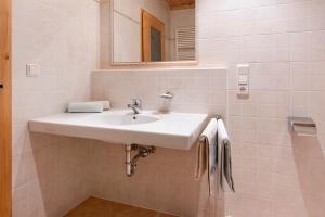 a bathroom with a sink and a mirror and towels at Appartement Egart 3 in Resia +26 photos