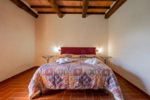 ein Schlafzimmer mit einem Bett, auf dem zwei Handtücher liegen in der Unterkunft Edera in Arcidosso + 7 Fotos