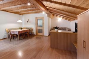 a kitchen and dining room with a table and chairs at Appartement Egart 3 in Resia