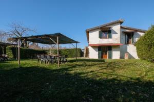 ein Bauernhaus mit Tisch und Stühlen im Hof in der Unterkunft Edera in Arcidosso