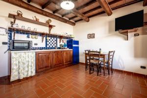 eine Küche mit Tisch und Fernseher in der Unterkunft Edera in Arcidosso