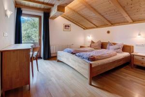 a bedroom with a large bed and a window at Appartement Egart 3 in Resia