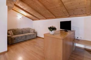 a living room with a couch and a flat screen tv at Appartement Egart 3 in Resia