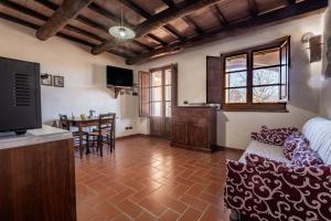 ein Wohnzimmer mit Sofa und Tisch in der Unterkunft Edera in Arcidosso