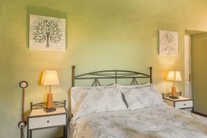a bedroom with a bed and two night stands with lamps at Casa Isabel in Santa Brígida