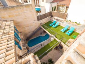 an overhead view of a pool with chairs and a yard at Cas Mercader in Algaida