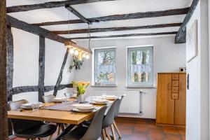 a dining room with a wooden table and chairs at Ferienwohnung Altstadtblick in Alsfeld