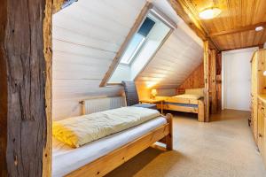 a bedroom with a bed and a window in a room at Feriendomizil Fliedereck in Malchin