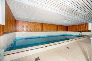 a large swimming pool with at Ferienwohnung Bergrose in Obermaiselstein +29 photos