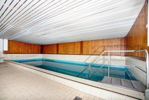an indoor swimming pool with a swimming pool at Ferienwohnung Bergrose in Obermaiselstein