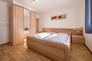 a bedroom with a bed and a dresser at Apartment Dolomitenblick in Mühlbach