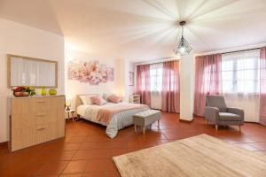 a bedroom with a bed and a chair at Il colle dei Frati in Sinalunga